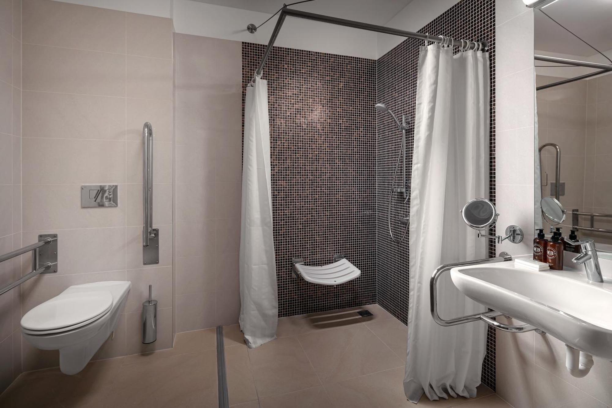 Harvey Spa Hotel Frantiskovy Lazne Exterior photo A wet room