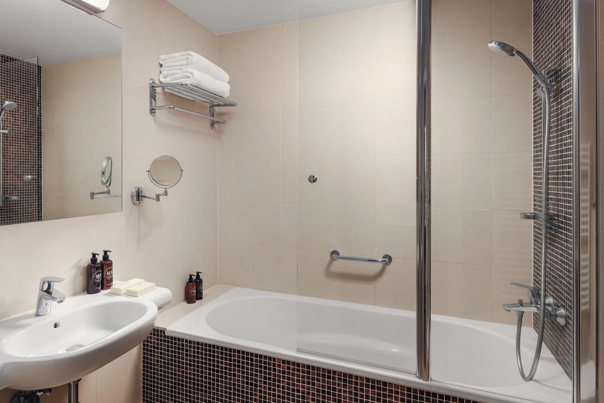 Harvey Spa Hotel Frantiskovy Lazne Exterior photo A shower over a bathtub